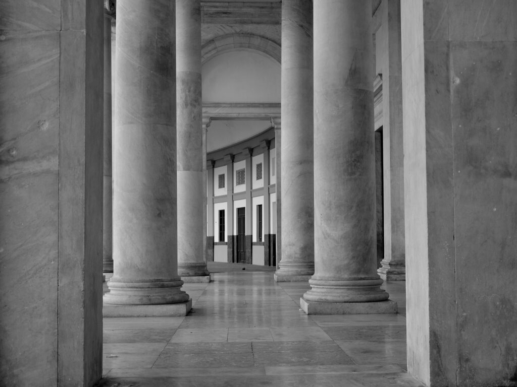 a black and white photo of a building
