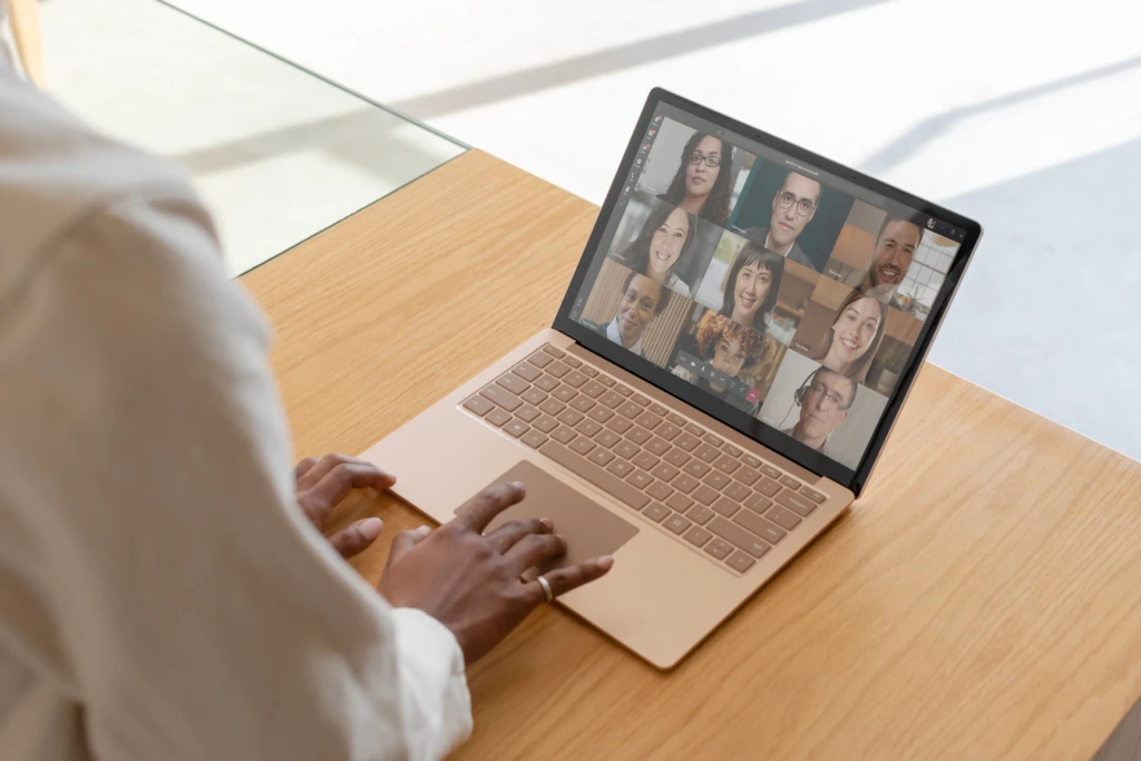SUR20_Laptop3_Contextual_029_TeamsUI_9personCall