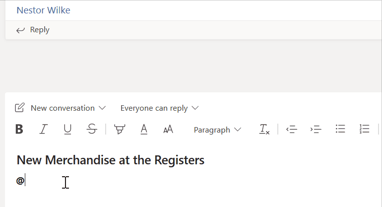 Capture d’écran animée d’une communication ciblée dans Microsoft Teams. Un utilisateur a choisi de cibler les 4 membres de son équipe avec la mention Caissiers avant d’envoyer un message.
