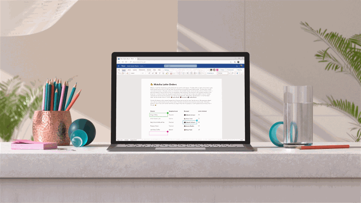 ノート PC がデスクトップ PC に変形し、その後に多数の Office アプリ画面が現れるアニメーション画像。Fluid Framework のパワーを表しています。