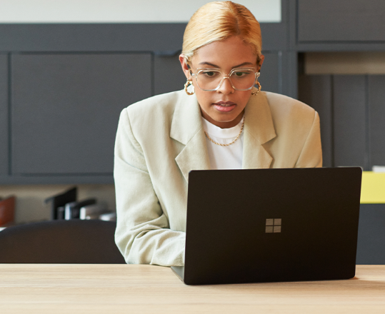 Uma mulher trabalhando com um laptop