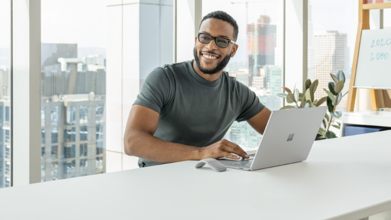 Homem trabalhando no laptop